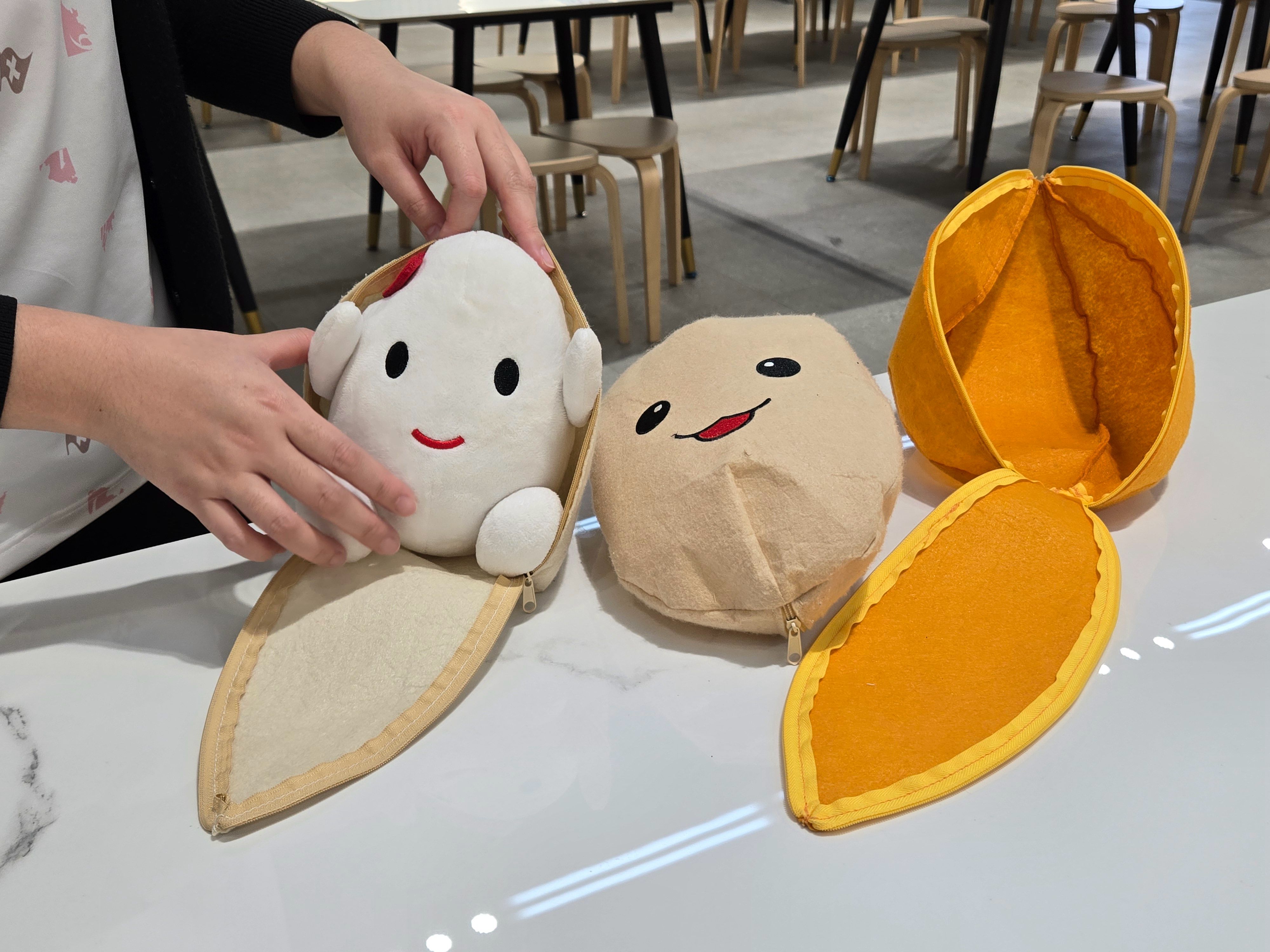 冬山良食農創園區利用「米寶寶」教具，生動解說米的由來。