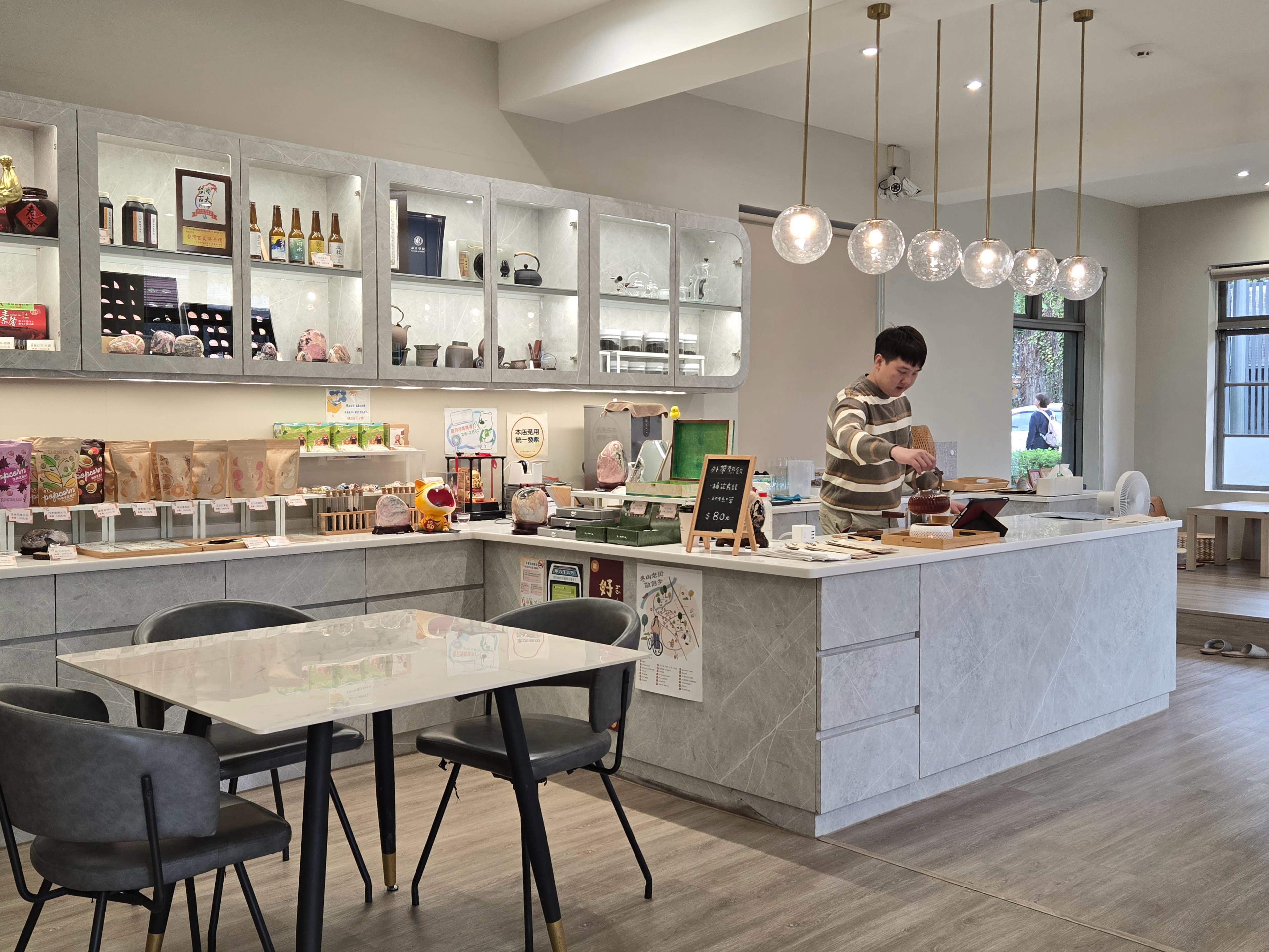 文青風的「聊BAR」，原是冬山鄉舊衛生所。