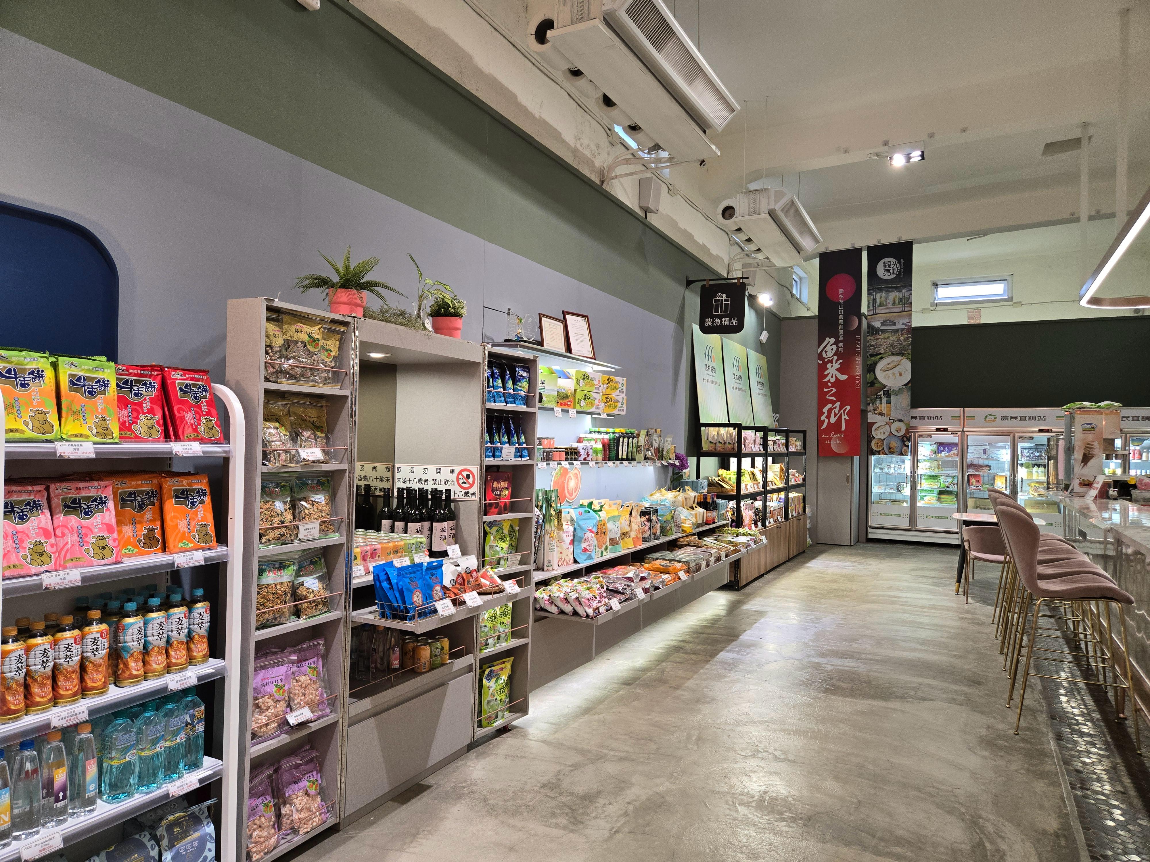 良食農創園區「買BAR」有豐富多樣的農特產品。