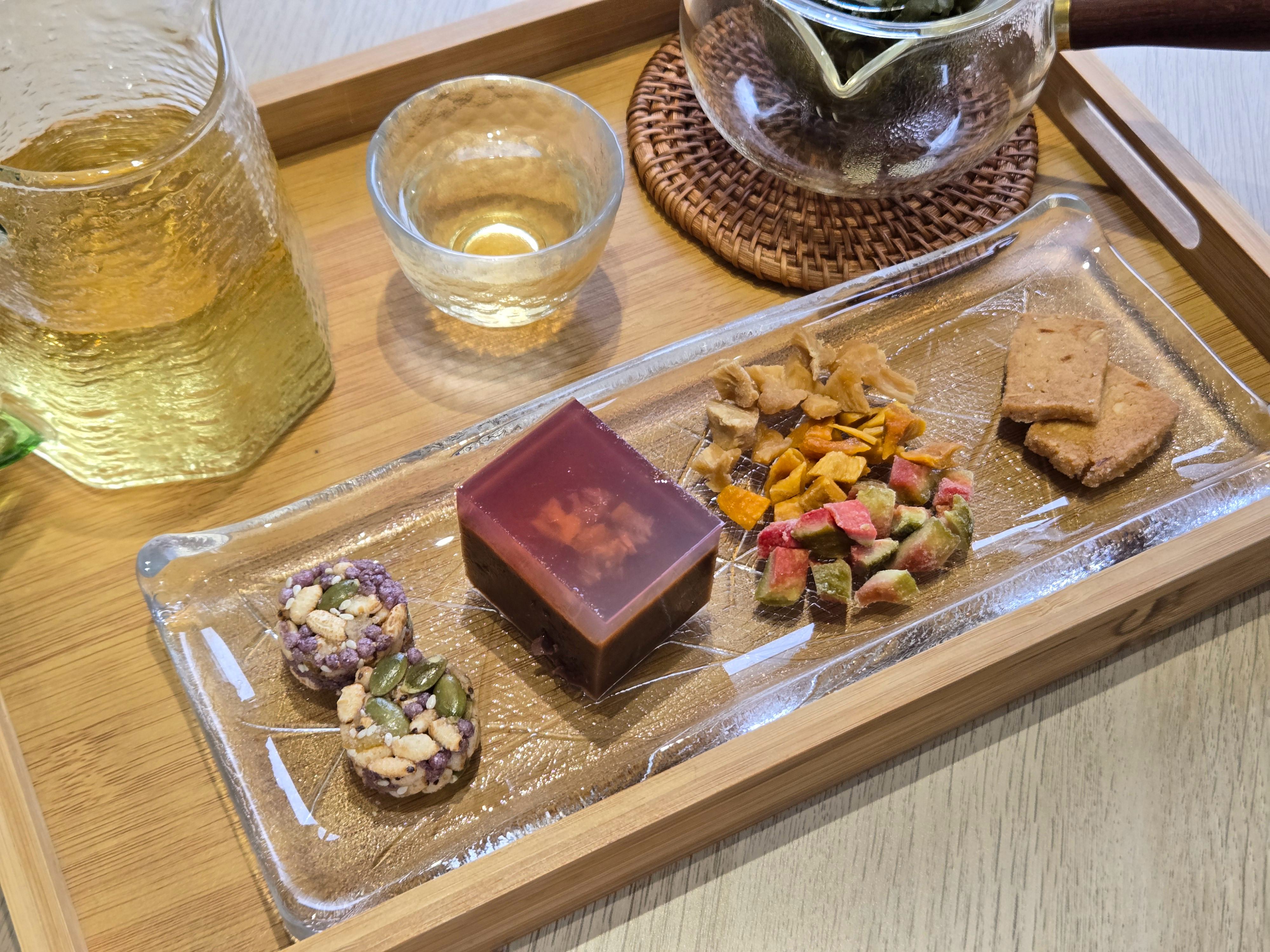 「聊BAR」可享用冬山素馨茶搭配各式點心。