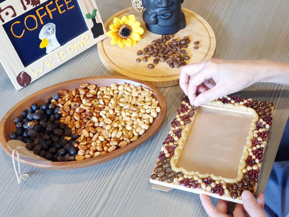 遊客DIY獨一無二的咖啡豆相框。