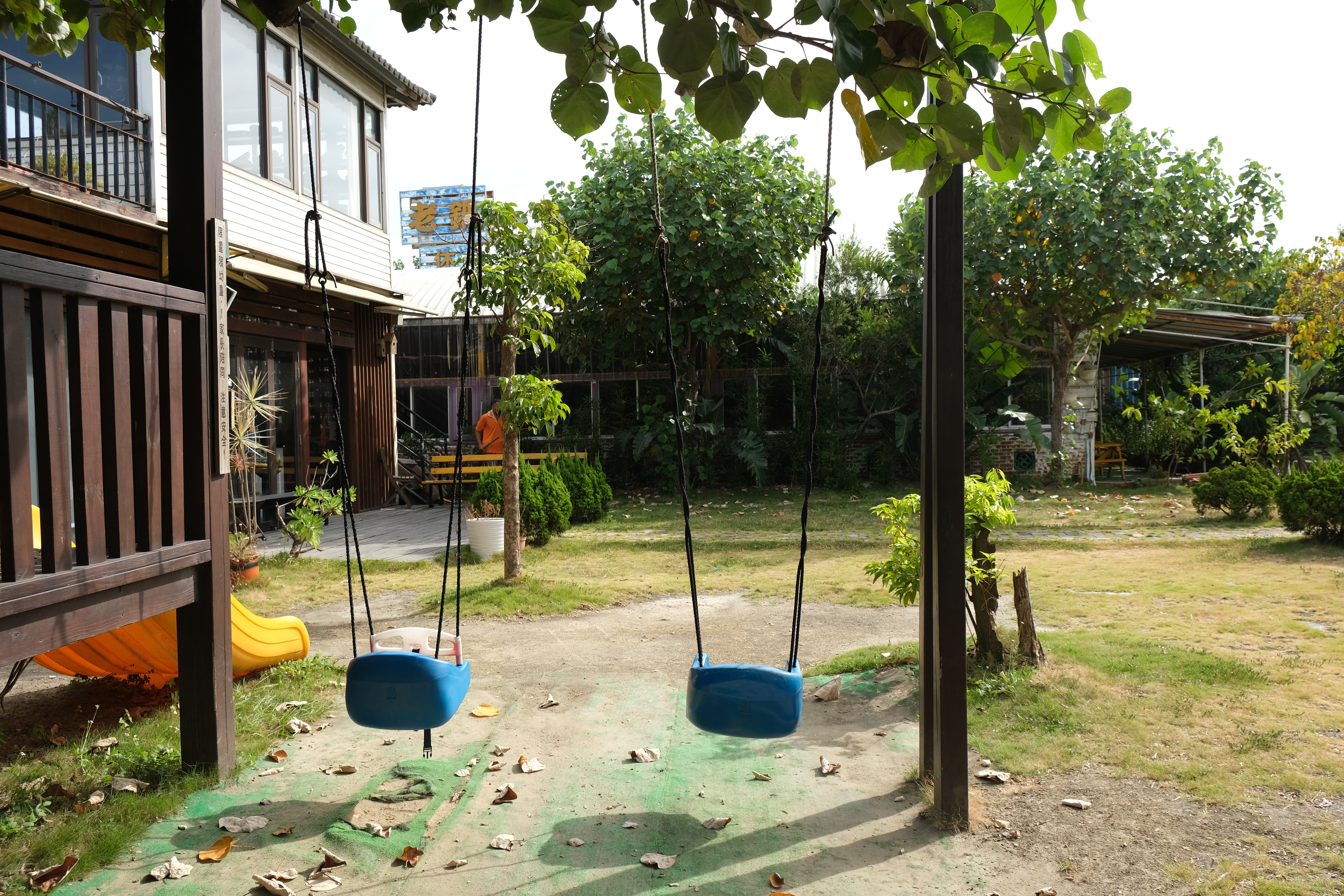 園區內設有多種遊具提供小朋友玩耍。