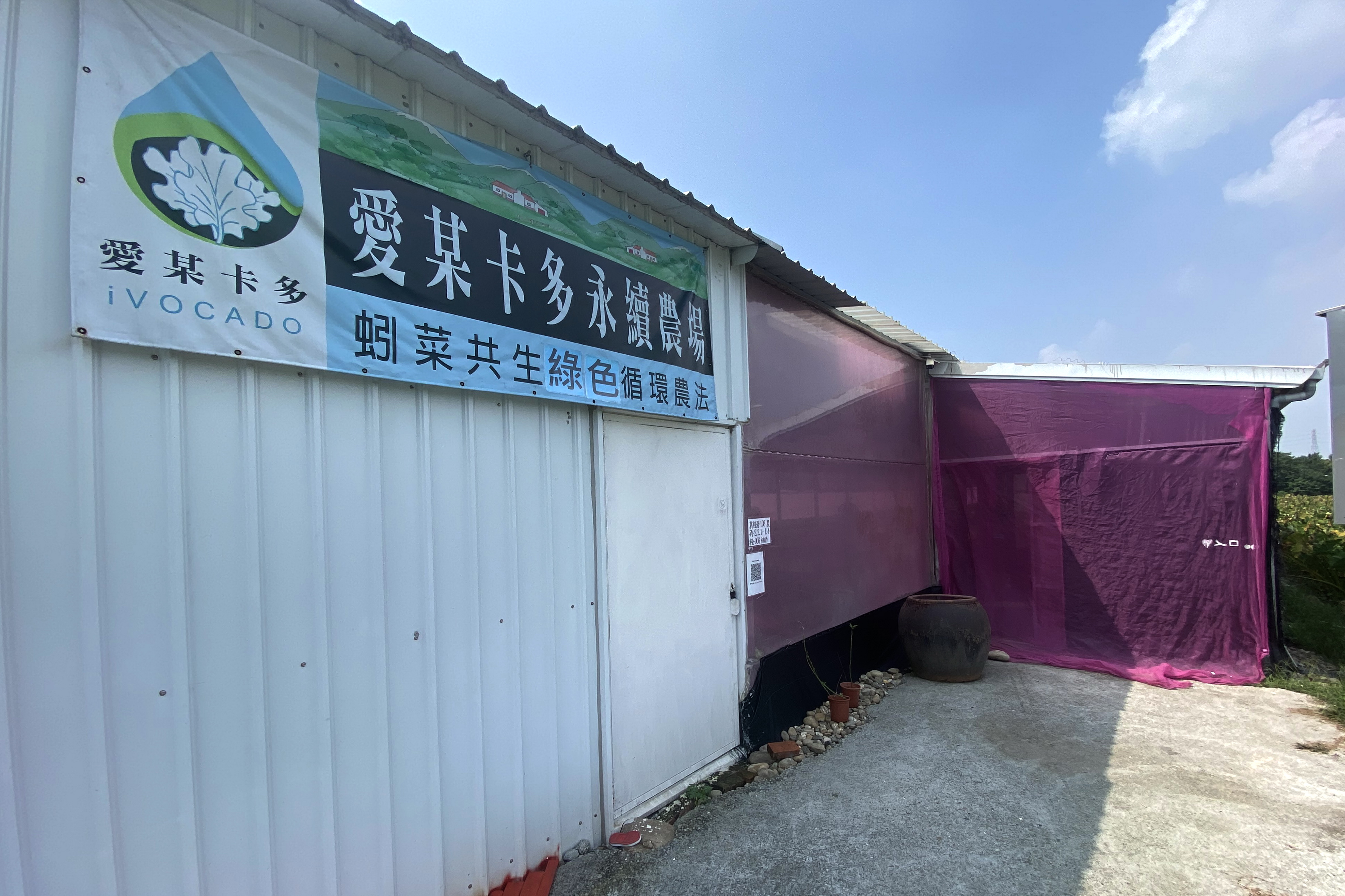 愛某卡多入口雖不起眼,入內宛若踏進新世界。