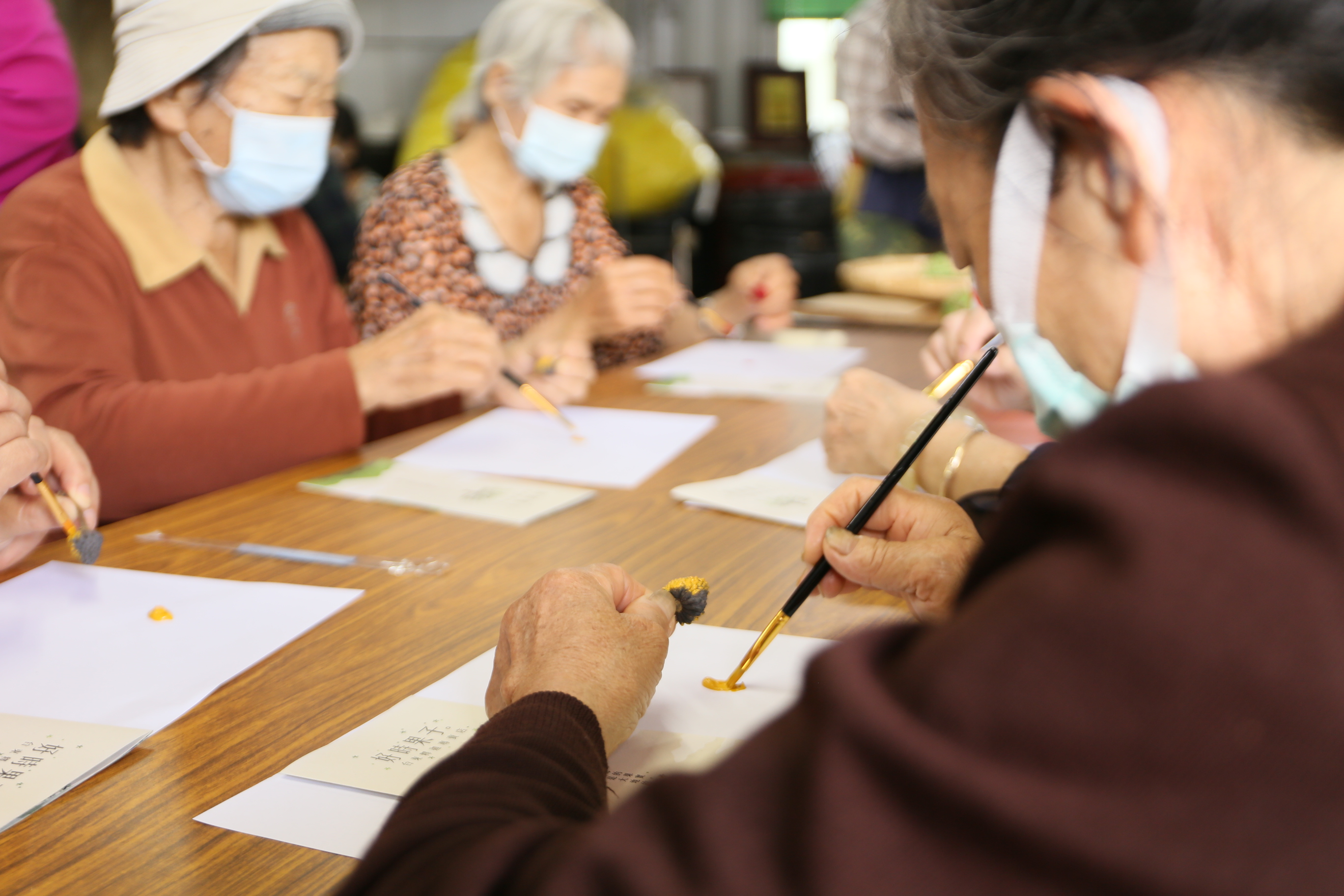 到好時果子不只走進果園採果，更能坐下來動手DIY，除了製作釋迦吊飾之外，也有鳳梨冰沙、鳳梨果醋製作的服務體驗，不管大人、小孩都能在農場裡盡興。