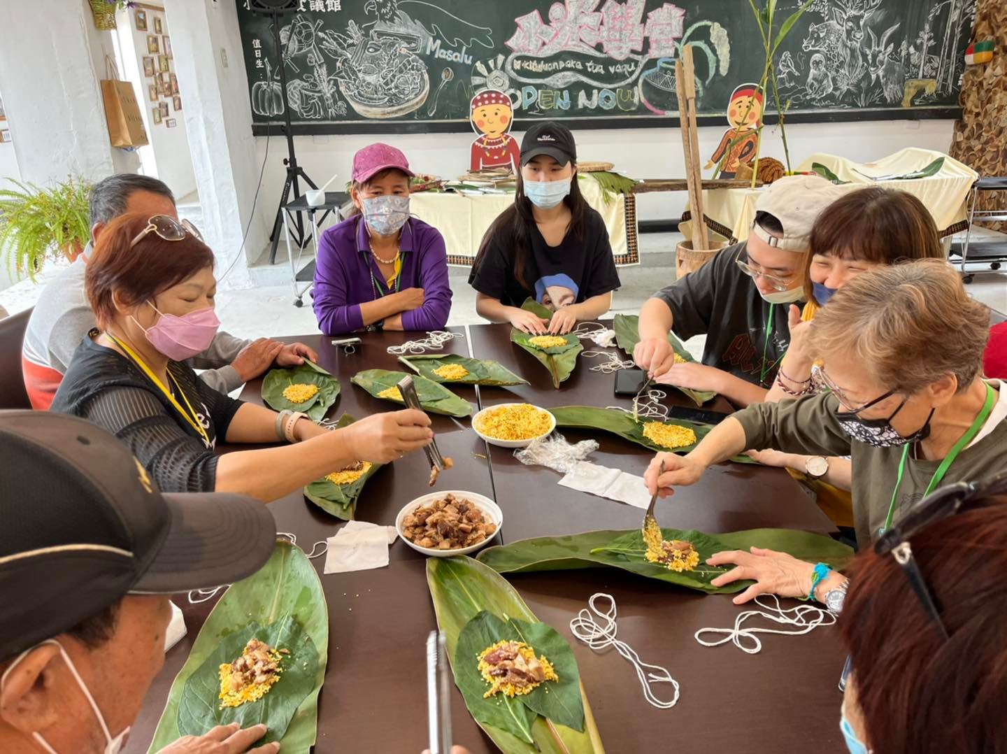 在小米學堂親手製作小米粽，體驗排灣族的飲食文化。