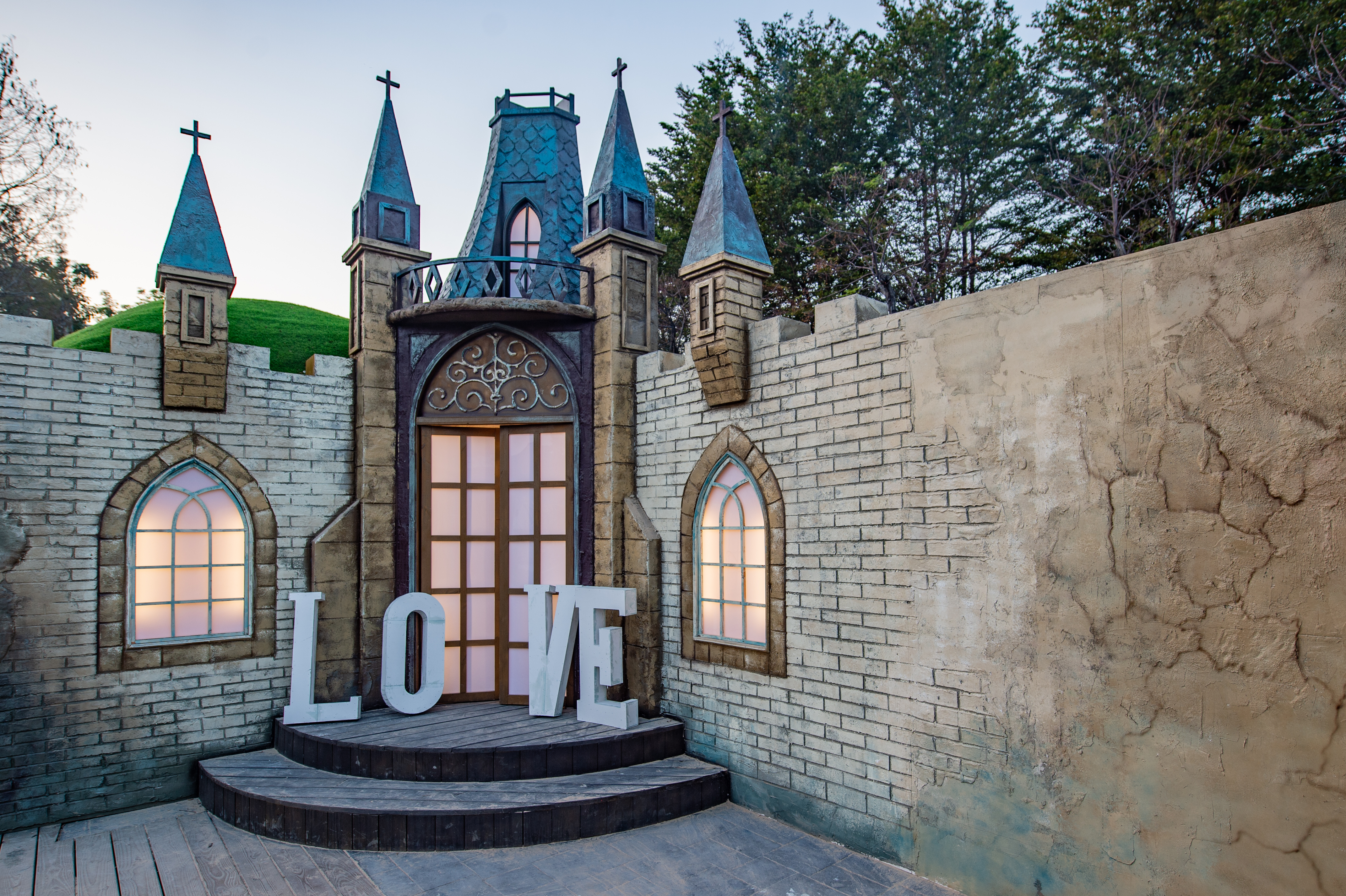 童話世界的城堡場景，旅客拍照打卡不間斷。