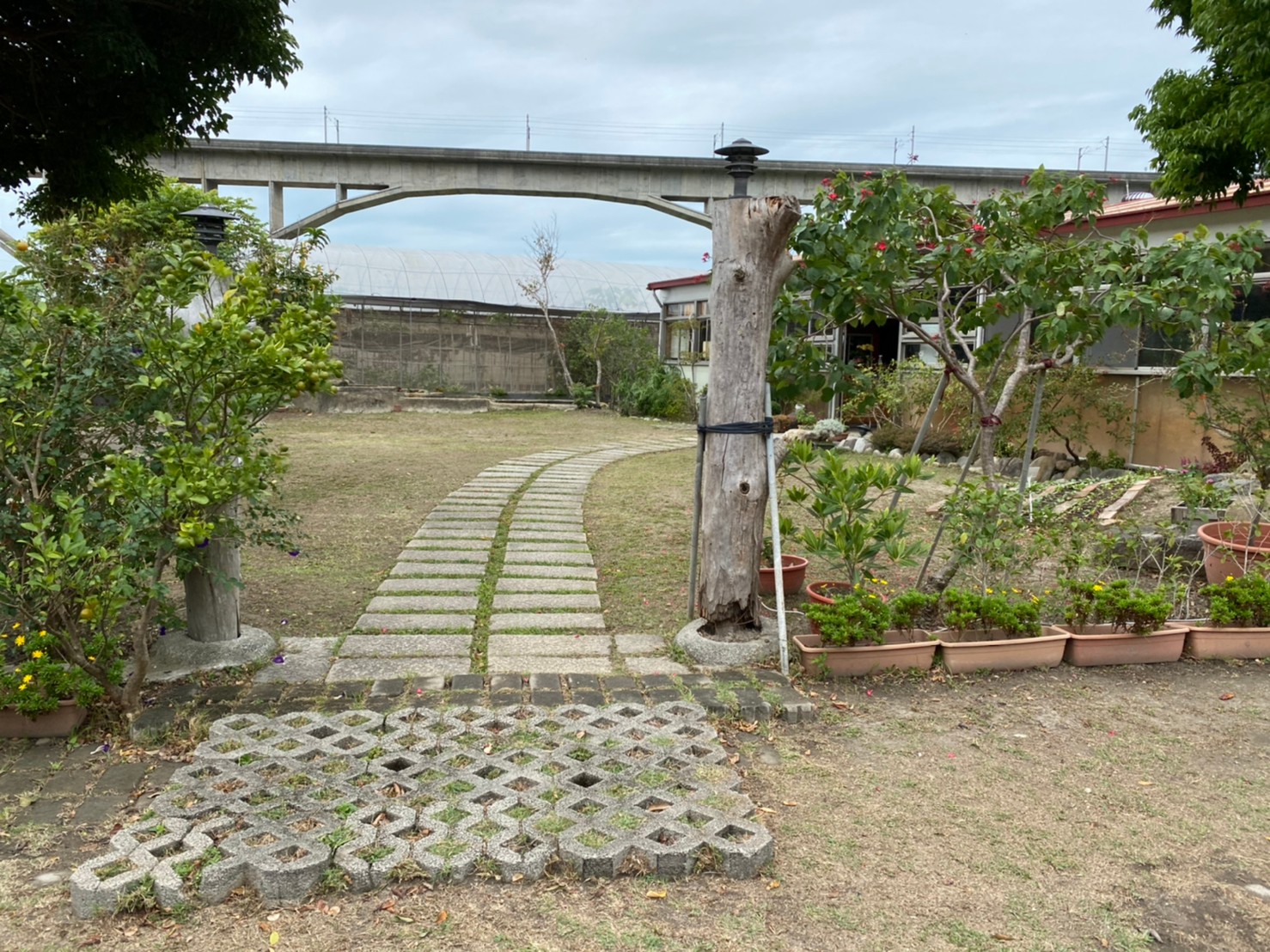 農場前方有大片空地，一旁還可以見到鐵道，偶而會有火車經過。