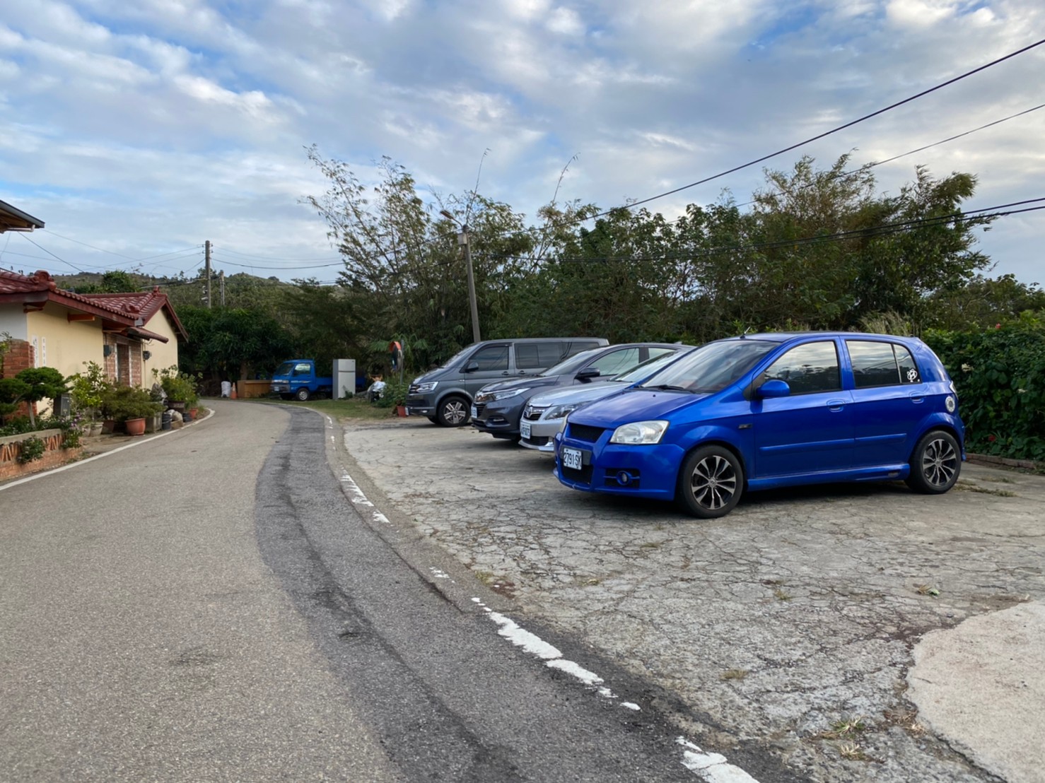 三合院對面設有小型停車場，提供遊客停車。