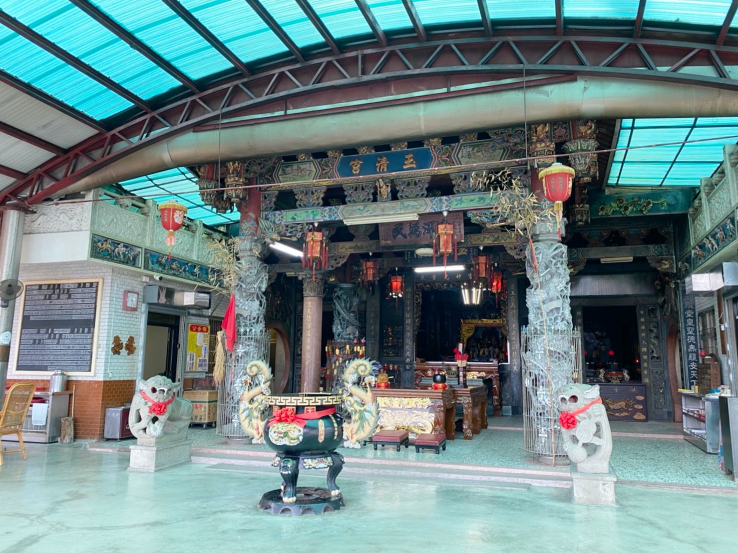 園區內的天公廟玉清宮是在地重要宗教中心。
