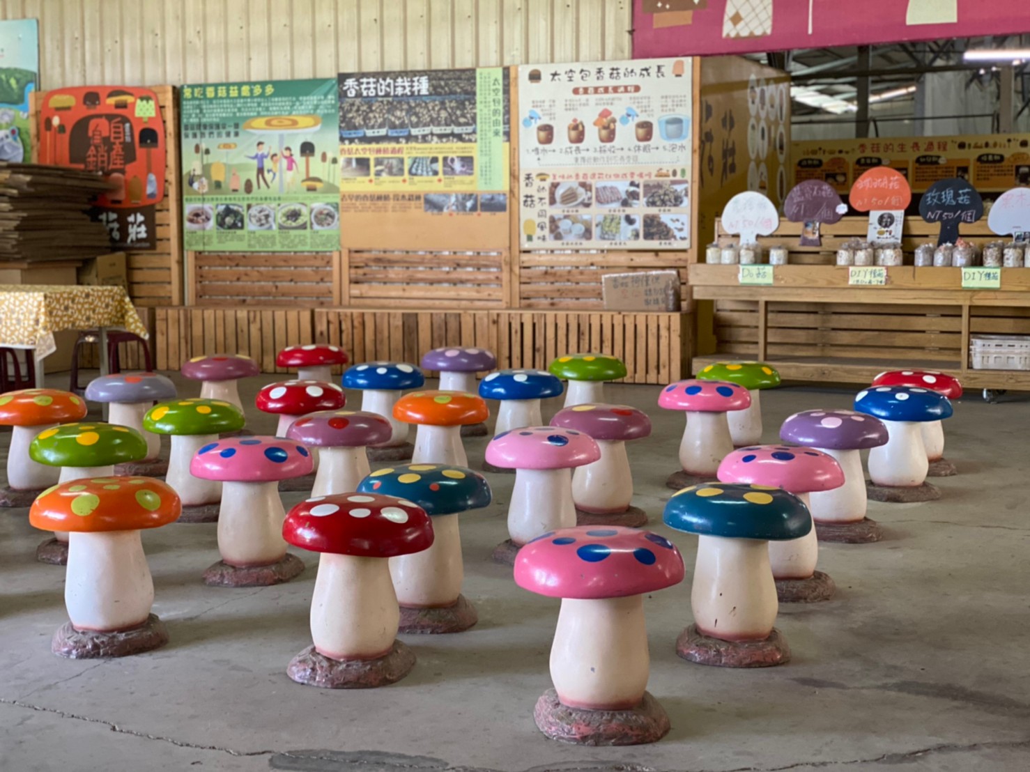 百菇莊內有多種香菇裝飾，相當具有童趣。