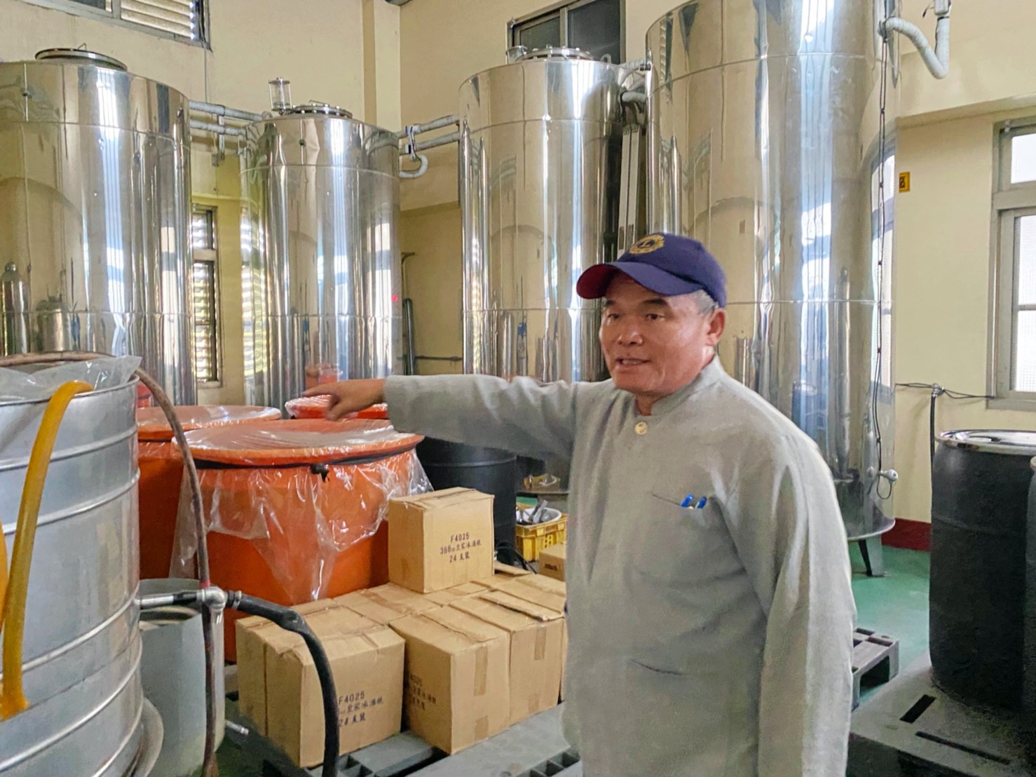 場域公共空間：酒堡庄使用低溫發酵，農場主人劉金湖向遊客介紹釀酒過程。