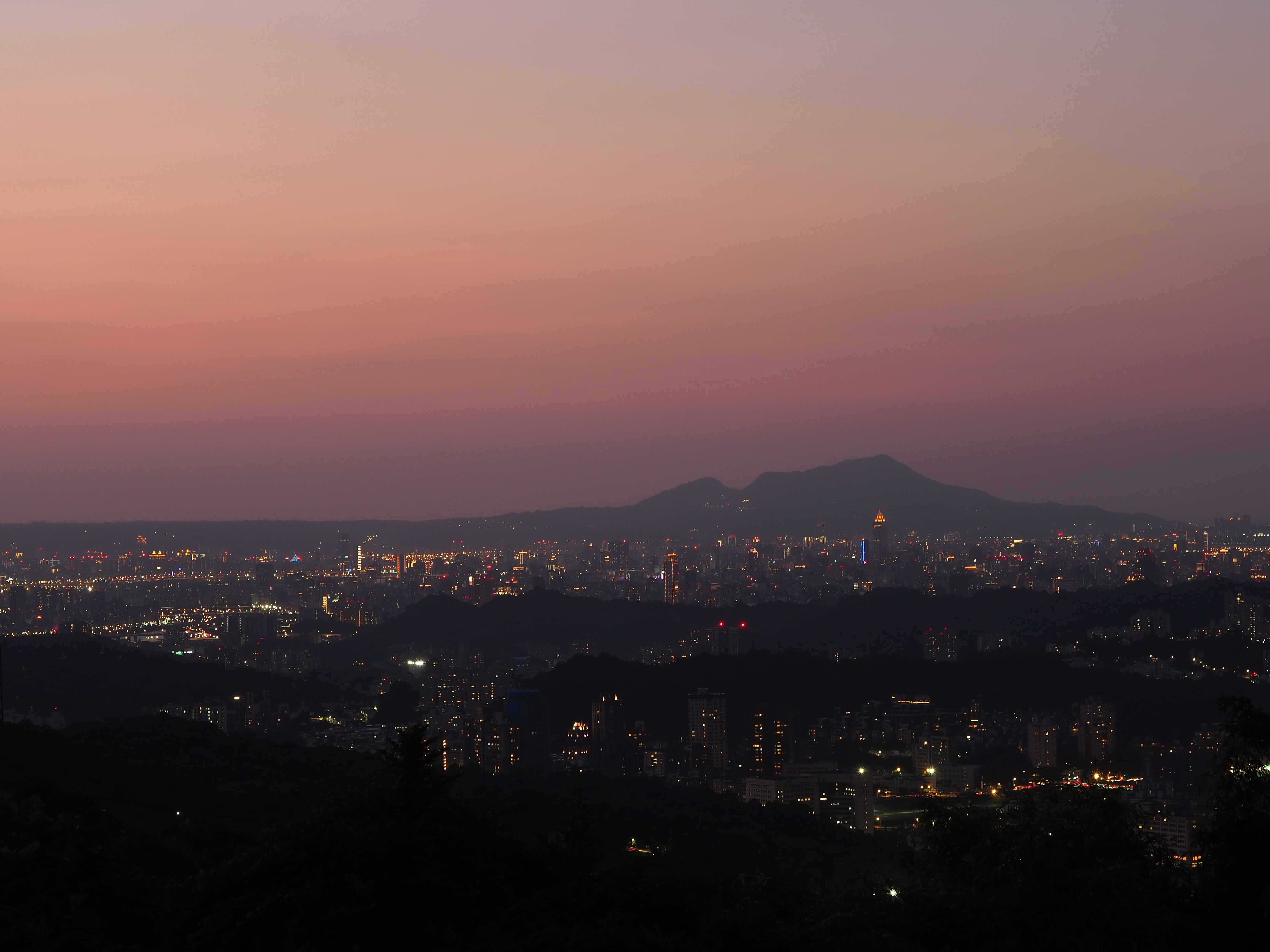 到貓空吃飯、泡茶、看夜景。