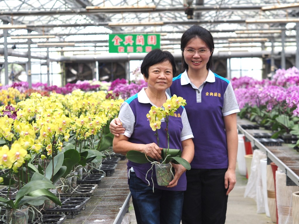 李簡阿美（左）與媳婦劉懿慧經營蘭園。