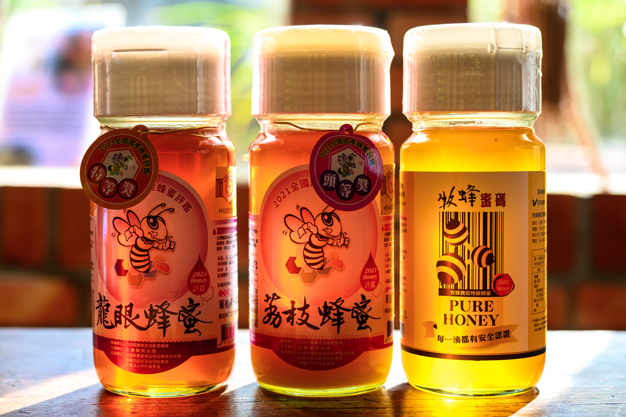 荔枝蜜、龍眼蜜、百花蜜、森林密顏色都不一樣，結晶與否則是跟溫度有關。