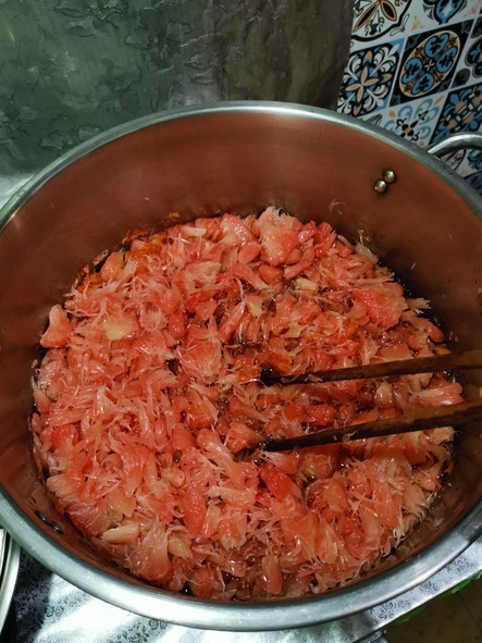 將採收下的柚子果肉，加工做成柚子果醬。