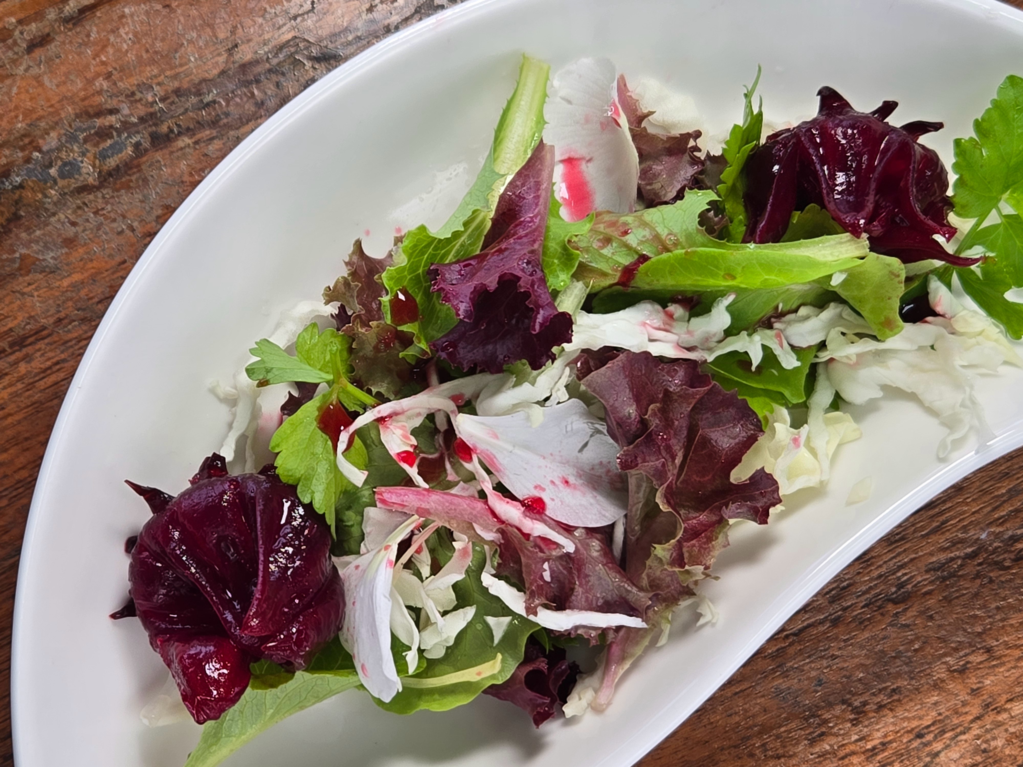 有機蔬菜做沙拉，淋上清淡的洛神花醋，吃得到天然甜味。