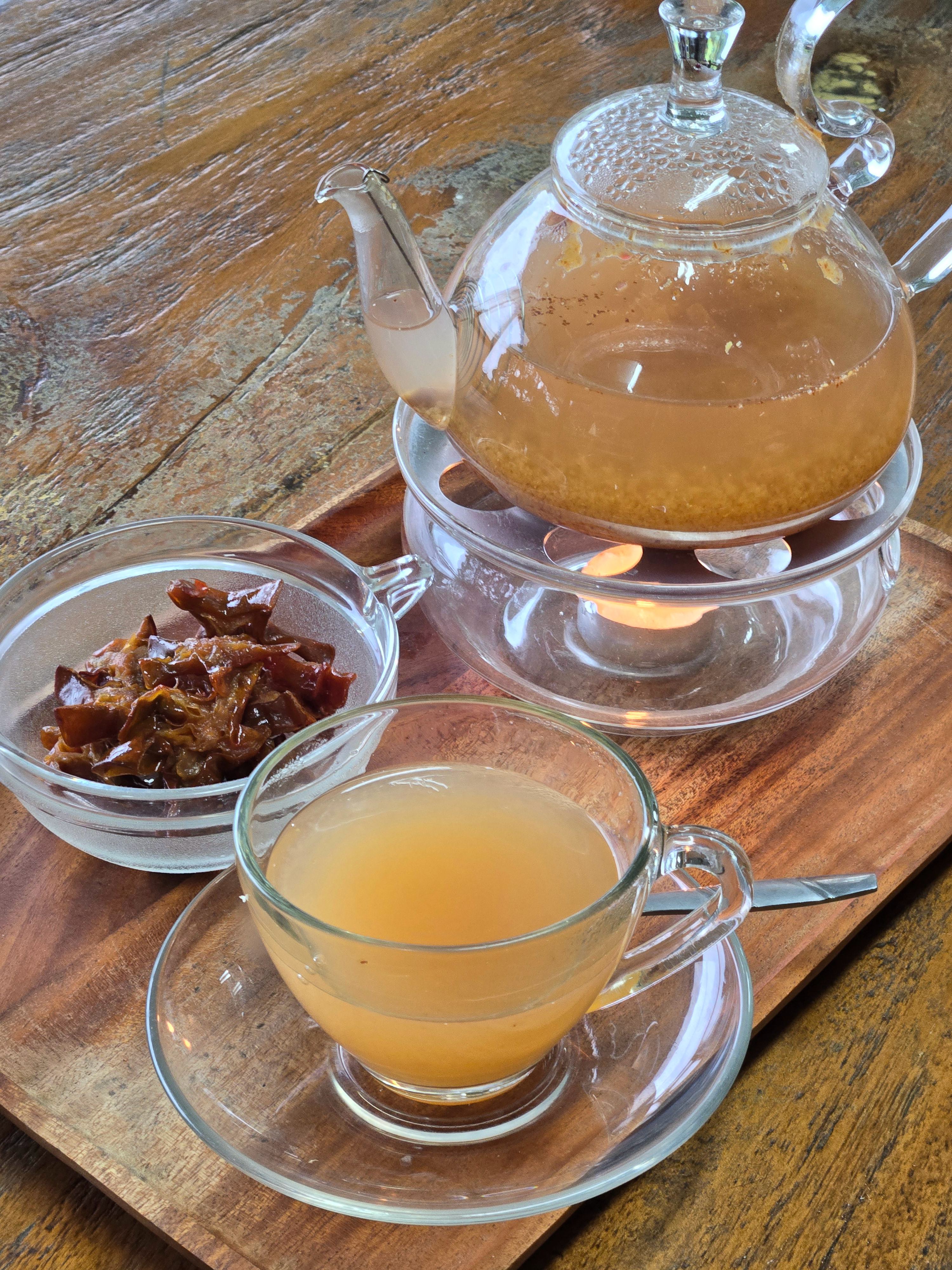 使用自家種植的楊桃製作醃製果物，可以喝到自然風味。