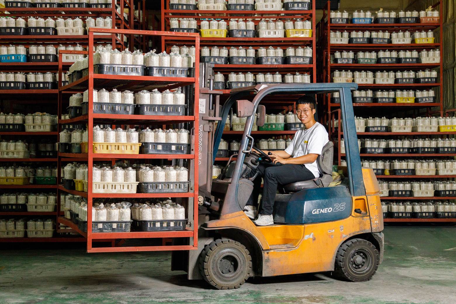 江孟祐回家接手社頭養菇農場，創立了「問鮮菇」品牌，從命名就很有年輕人的創意與活力。