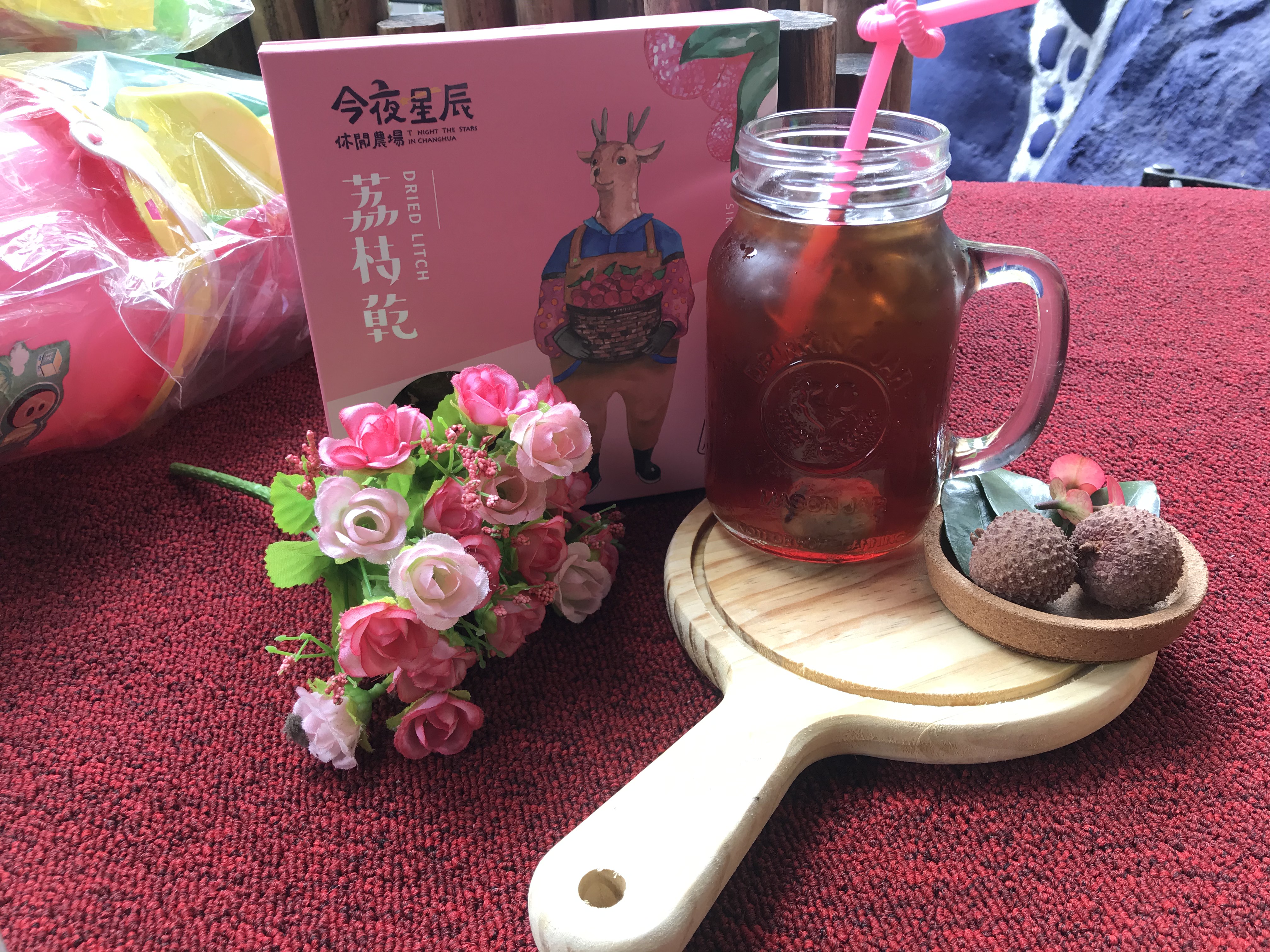 夏天來杯冰涼的鮮荔枝果茶，讓人暑氣全消。