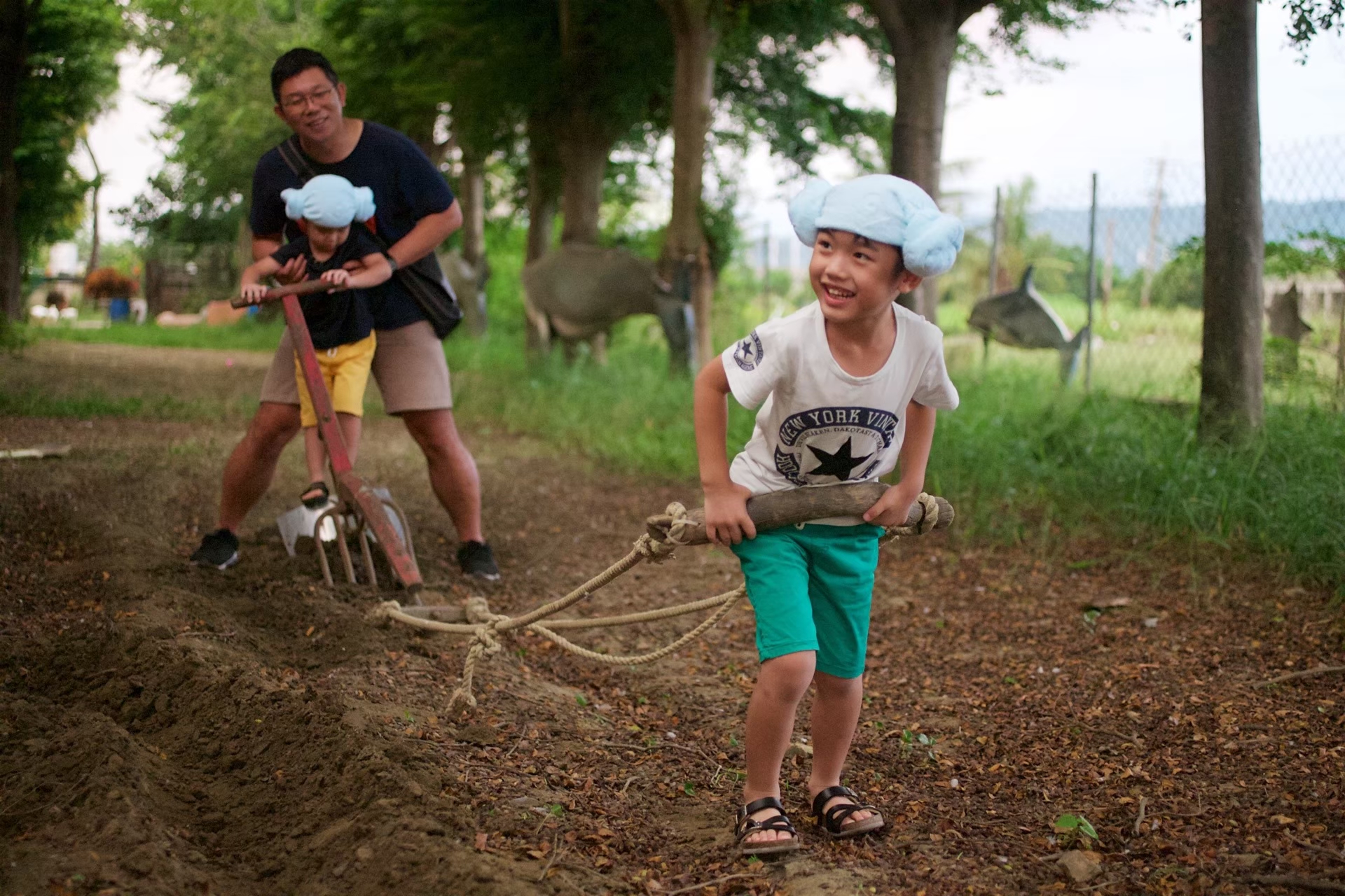 親子托牛犁