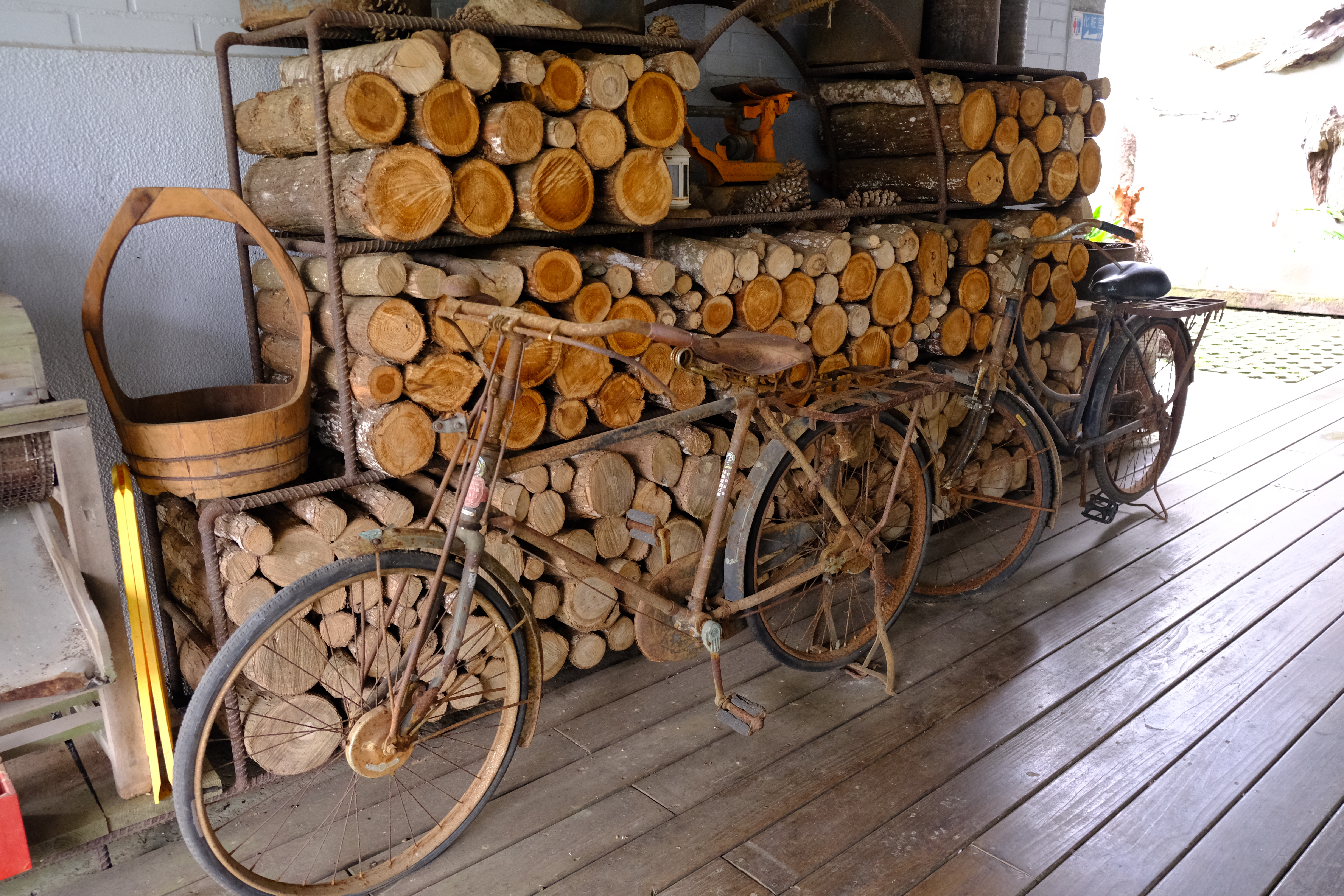 農場內四處可見以木頭為主題的擺設，還有相當復古風的腳踏車。
