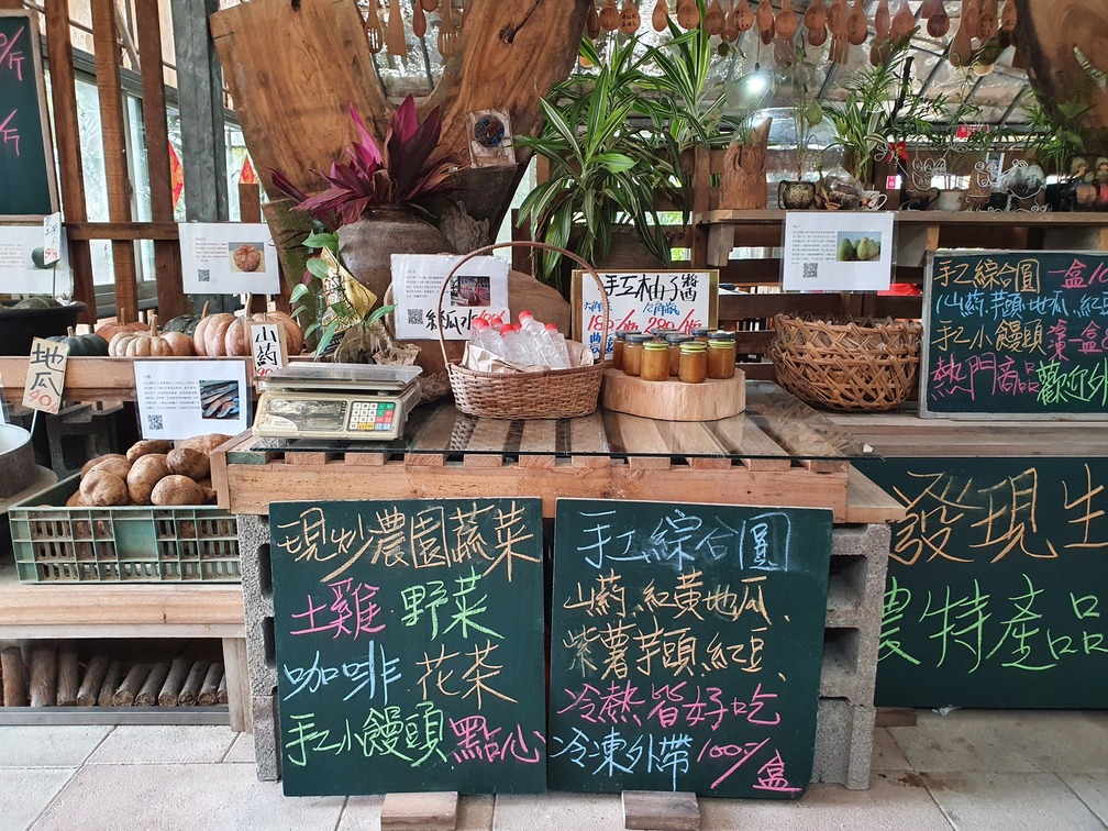 農場擺售自家生產的蔬菜。