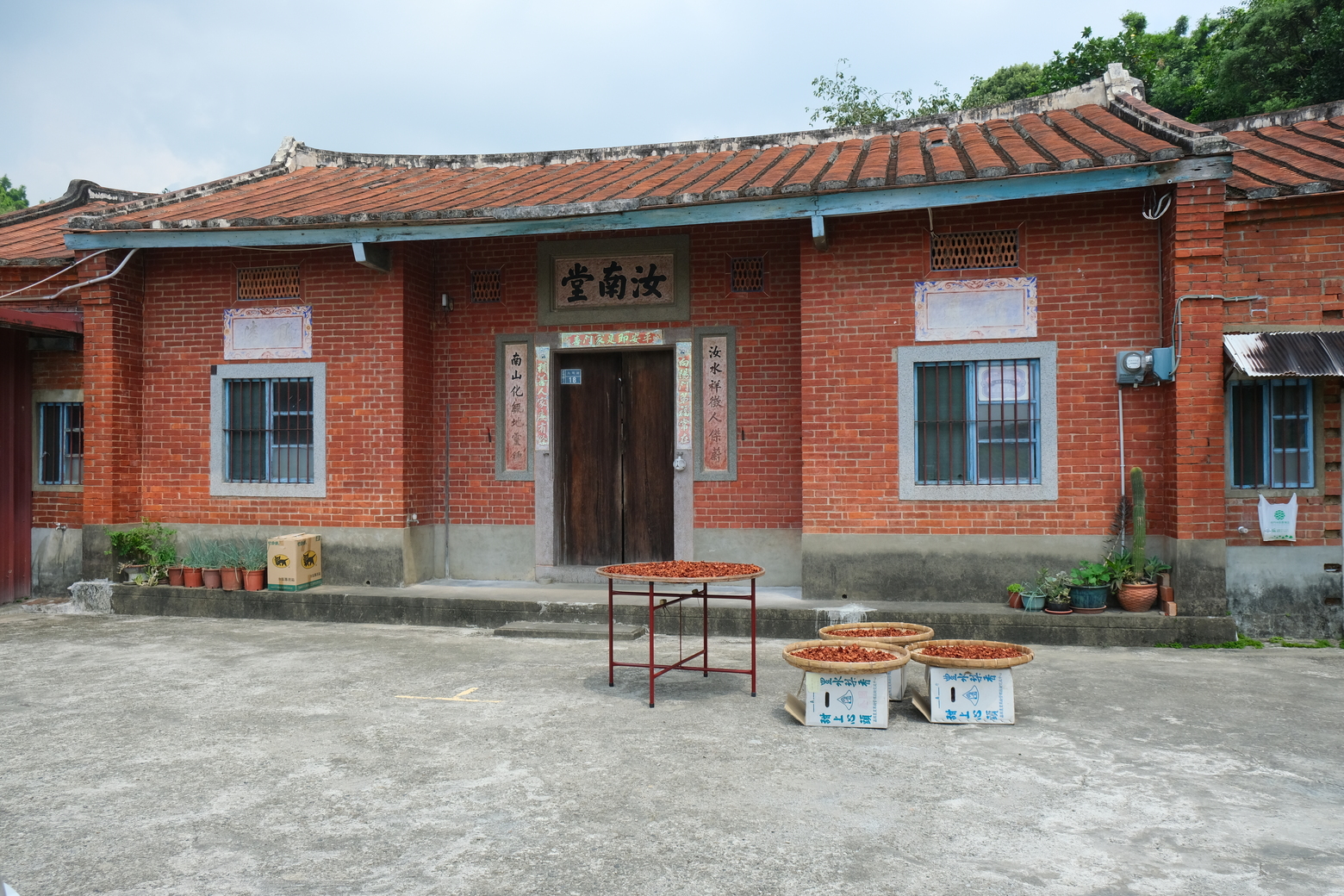 進到周家庄觀光農場內，就可見到充滿歷史的祖厝，是該地最具代表性景觀。