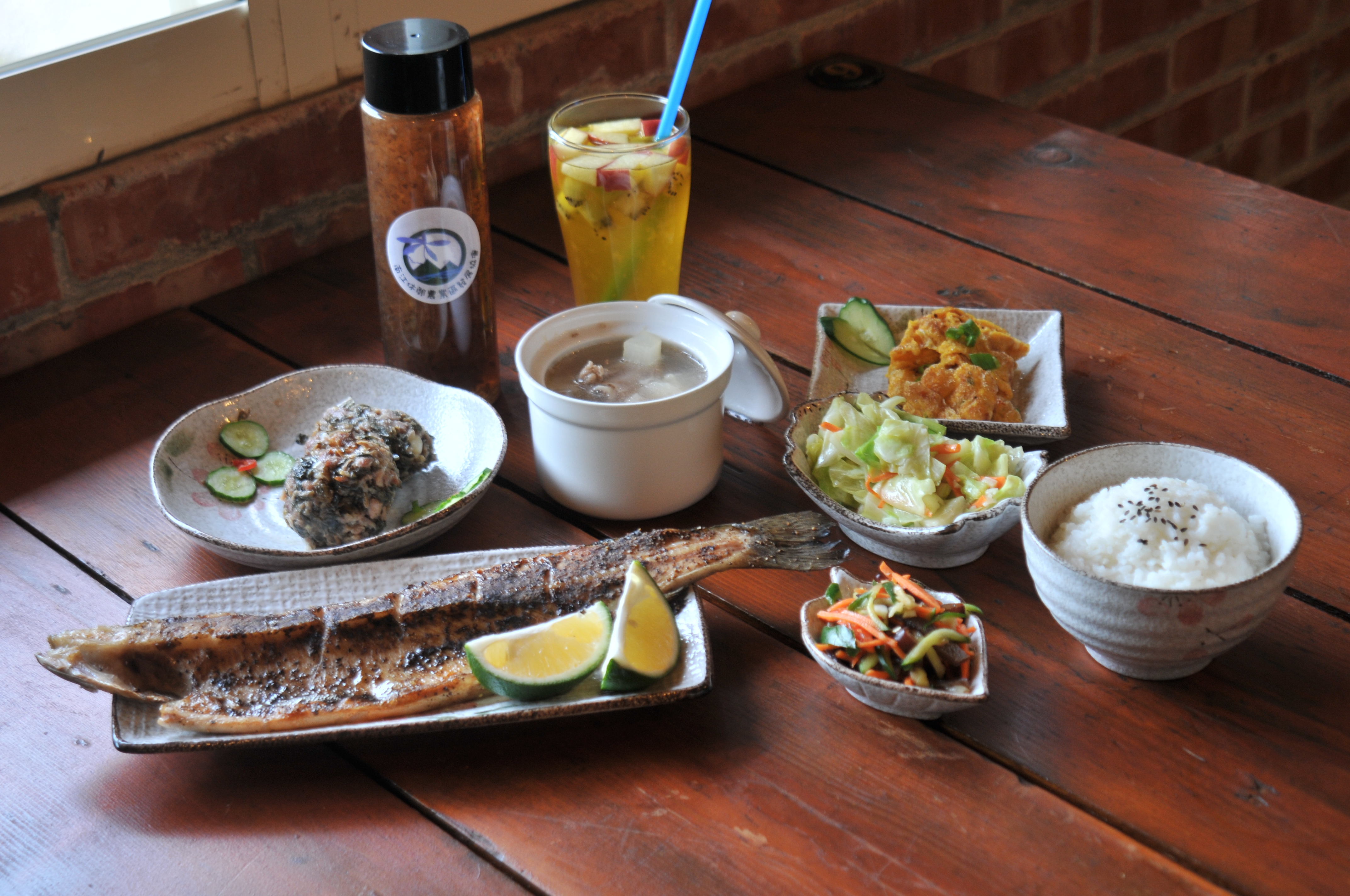 餐飲：南江休閒農業區可品嚐到在地養殖鱒魚餐點。