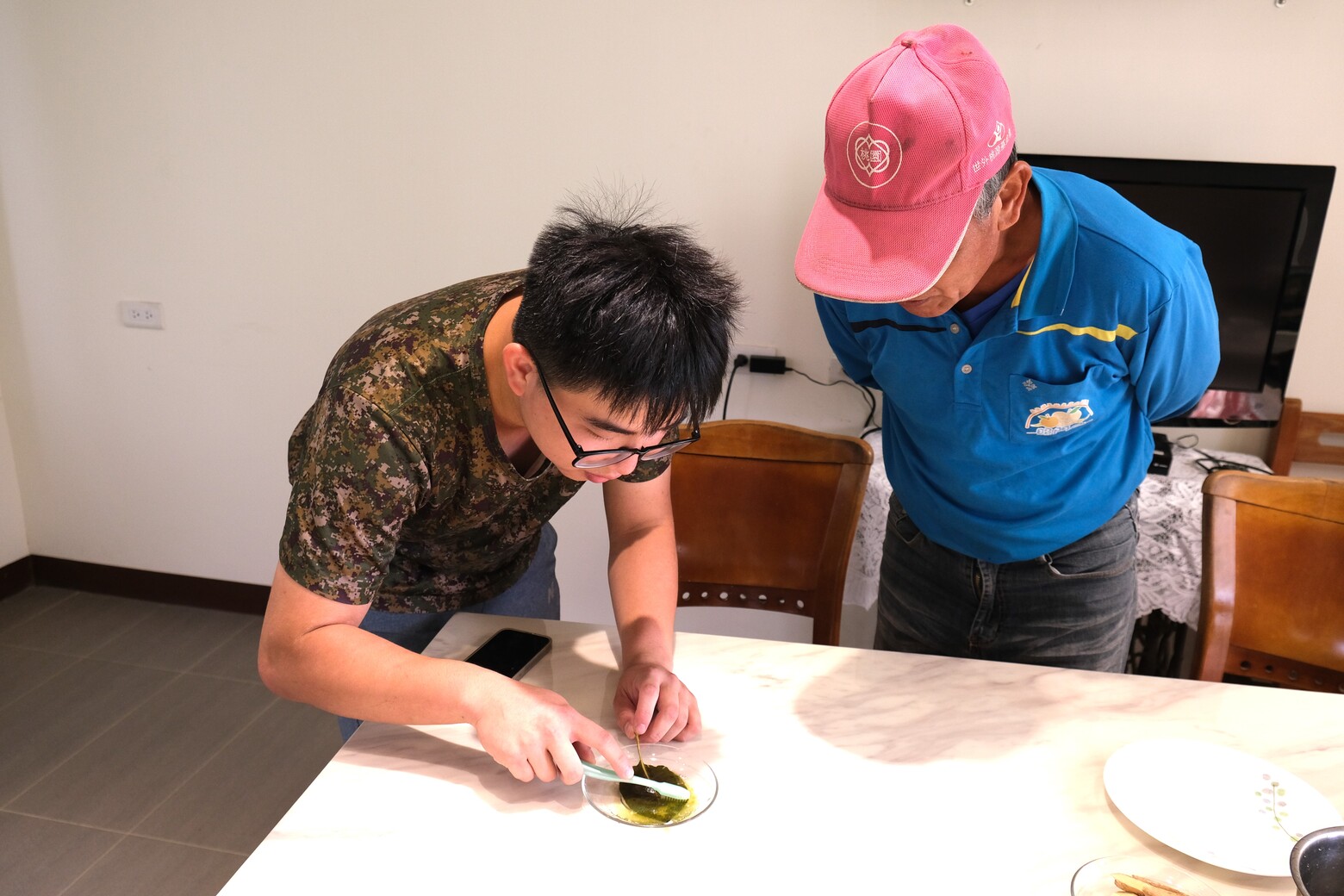 遊客體驗製作水梨葉書籤，需要小心翼翼才不會把葉子弄破。