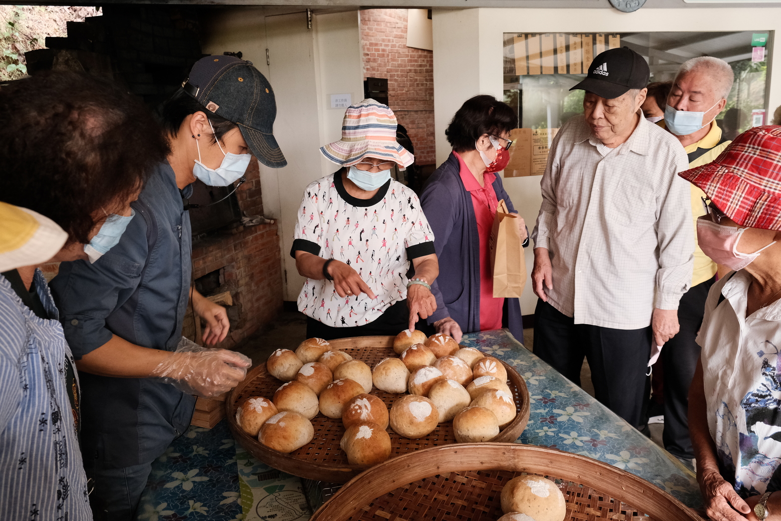 體驗製作窯烤麵包的遊客，迫不及待認領自己的作品。