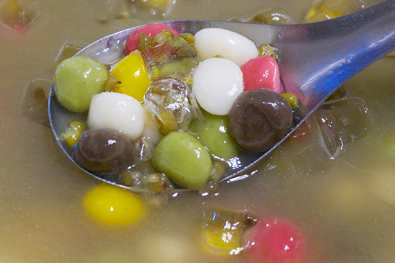 一佳村青草園的五色湯圓，結合了傳統中國五行色彩且均為天然食材，很受遊客歡迎。